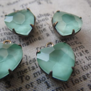 Mystic Green Glow 10 mm Facettierte Glasherz Tropfen 4 Stk
