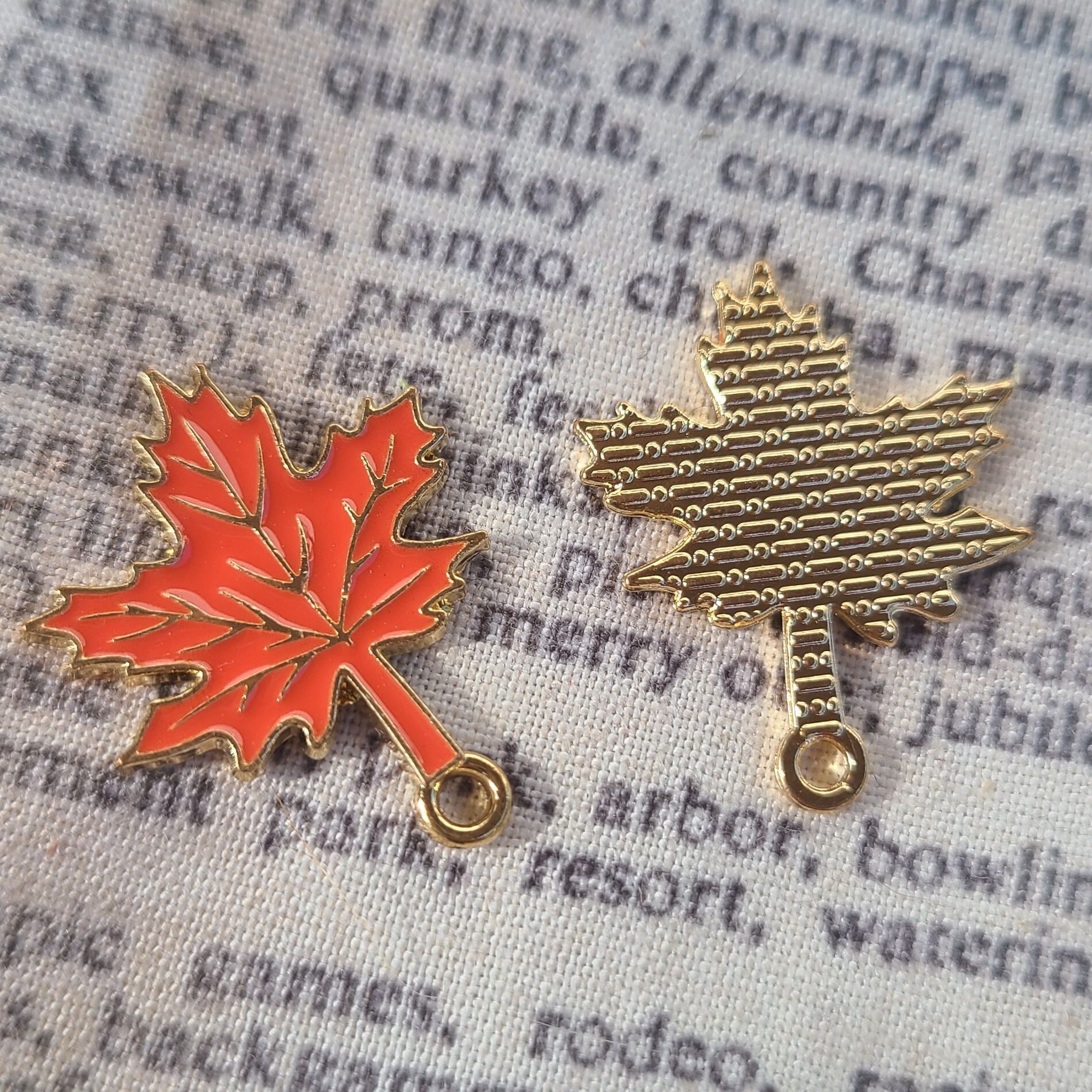 秋のメープルリーフペンダント レッド＆ゴールド 25 x 20 mm 6個