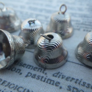 Piękne, zabytkowe, teksturowane, srebrne zawieszki dzwonkowe 15 x 12 mm, 6 szt.