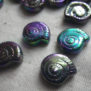 Liquidación - Cuentas de caracol de vidrio iridiscente de color morado eléctrico (20 unidades)