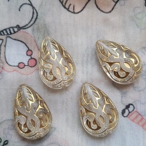 Kristallklare vergoldete gravierte Kunststoffperlen 27 x 18 mm 4 Stk