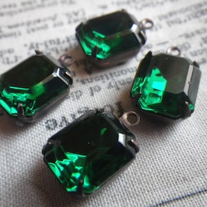 Gotas de vidrio de buey de latón octogonal de 12 x 10 mm de color verde esmeralda austriaco vintage (4 unidades)