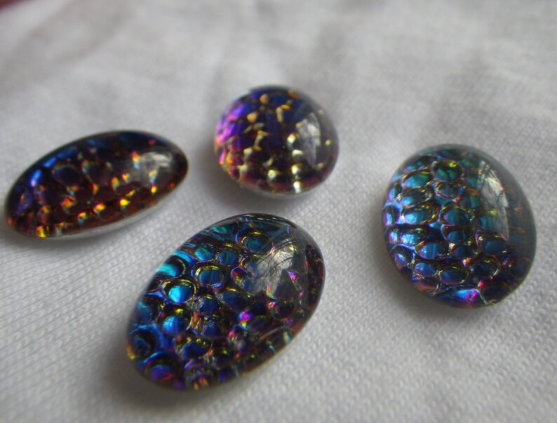 Thousand Eyes or Snakeskin Helio Green Mirror Foiled 14x10mm Oval Cabochons 4 Pcs