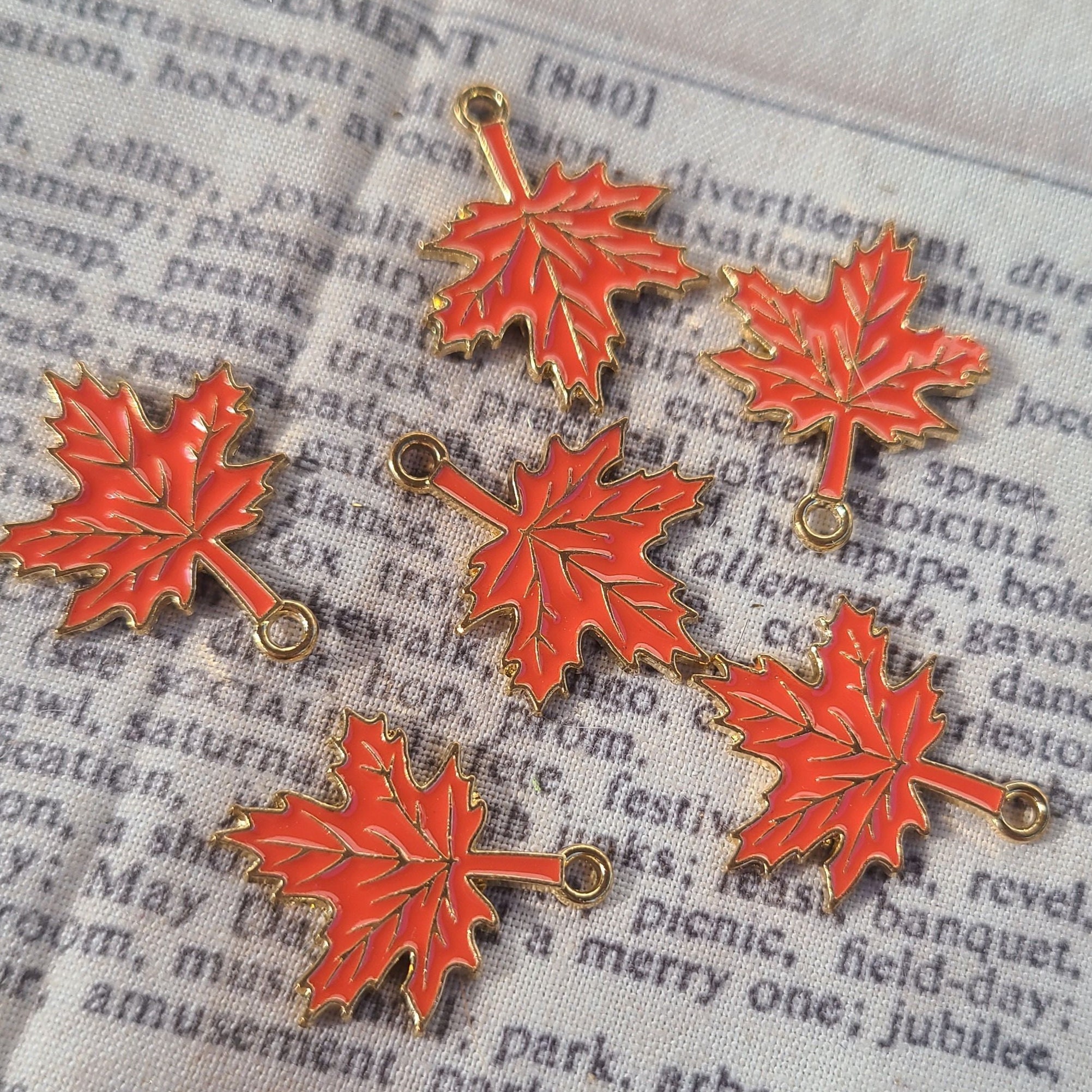 秋のメープルリーフペンダント レッド＆ゴールド 25 x 20 mm 6個