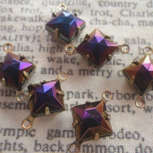 Può includere: Sei ciondoli quadrati iridescenti in cristallo con montature e anelli in metallo color ottone. I cristalli cambiano colore dal viola al blu e al bronzo. Questi ciondoli sono adatti per la creazione di gioielli o altri progetti artigianali.