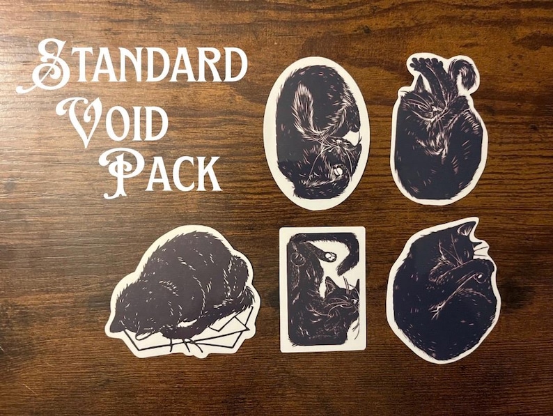 Puede incluir: Un conjunto de cinco pegatinas de gatos negros con varias posturas de sue&ntilde;o y descanso, acompa&ntilde;adas del texto blanco "STANDARD VOID PACK" impreso en una fuente serif decorativa. Las pegatinas est&aacute;n troqueladas con bordes blancos.