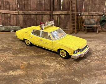 Coche de fundición a presión AMC Matador 1977 personalizado a escala 1/64. Estilo de hallazgo de granero personalizado. Coche desgastado y oxidado para diorama de desguace. Greenlight