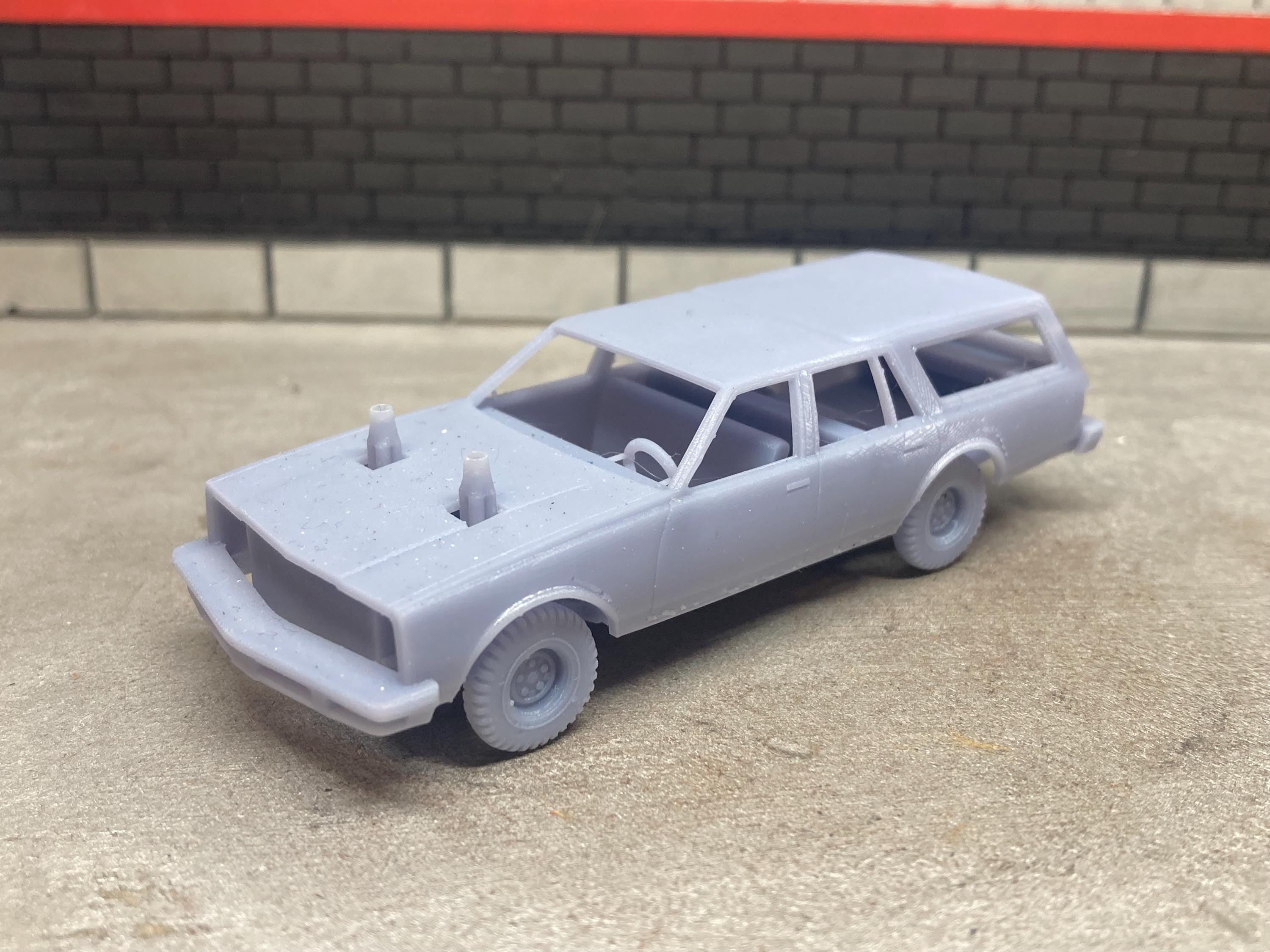 3Dプリント 1/64スケール 1980年代 シボレー カプリス ステーションワゴンスタイル デモリッション デモ ダービー 未塗装樹脂（プラスチック）モデル ダイキャストジオラマ用