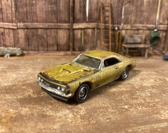 Voiture moulée sous pression personnalisée Chevy Camaro de 1967 à l'échelle 1/64. Style personnalisé de recherche de grange. Patiné et rouillé.