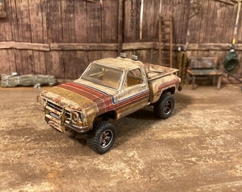 Camion moulé sous pression GMC Pickup 4x4 Desert Fox de 1976 à l'échelle 1/64. Style personnalisé de recherche de grange. Voiture patinée et rouillée pour Junkyard Diorama