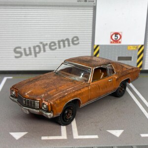 1971年式シボレー・モンテカルロ 1/64スケール ダイキャストカー。納屋で見つけたようなカスタムスタイル。風化と錆びが目立つカスタムグリーンライトの廃車