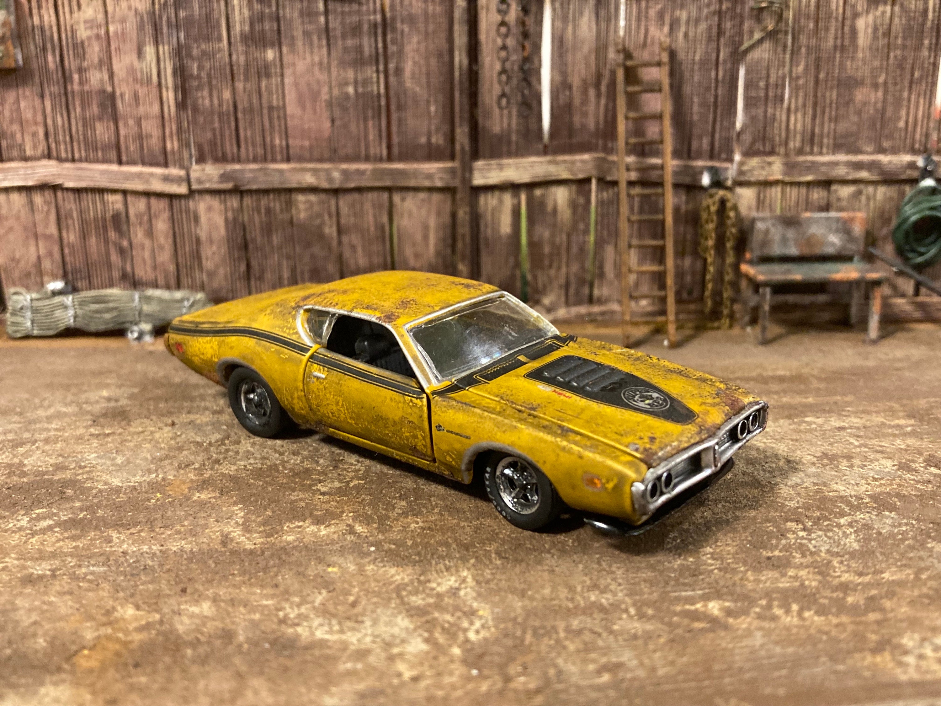 ミニカー 1971 dodge charger superbee Amazon.com: American Muscle 1971 Dodge Charger Super Bee 1:18