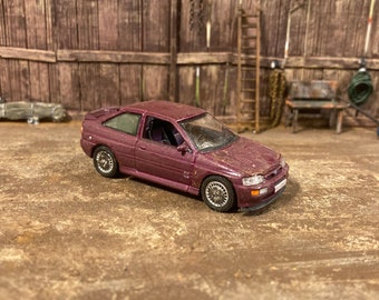 Ford Escort RS Cosworth 1994, coche de fundición a escala 1/64 personalizado, estilo hallazgo de granero, coche desgastado y oxidado para diorama de desguace