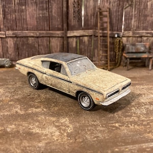 1969 Plymouth Barracuda Cuda Custom 1:64 Diecast Car. Custom Mopar Scheunenfundstil. Verwittertes und rostiges Auto für Schrottplatz-Diorama