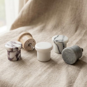 Knoppar i marmor – vita, grå, Calacatta viola, lila, beige travertin | Lådhandtag i natursten