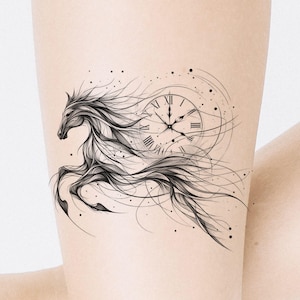Könnte beinhalten: Ein schwarz-weiß Tattoo-Design mit einem galoppierenden Pferd mit fließender Mähne und Schweif, integriert in ein Ziffernblatt. Das Design verwendet feine Linien und Punkte, um ein dynamisches und künstlerisches Bild zu erzeugen.