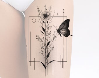 Puede incluir: Diseño de tatuaje temporal en blanco y negro con una mariposa y elementos florales dentro de un marco geométrico. El tatuaje se aplica en el muslo, mostrando los intrincados detalles de la obra de arte. El diseño incluye una mariposa, flores y líneas delicadas.