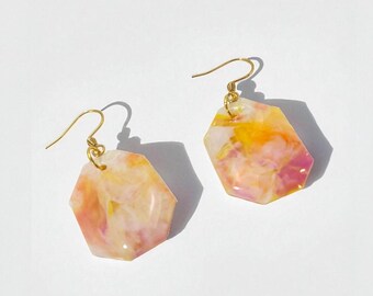 Pendientes de tapas de botellas recicladas: joyería de resina pastel / Ganchos de acero inoxidable 316L ecológicos y ligeros