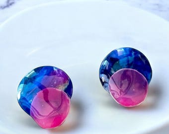 Pendientes de tapa de botella de plástico reciclado / Joyas ecológicas redondas de mármol azul y rosa / Pendientes ligeros hechos a mano