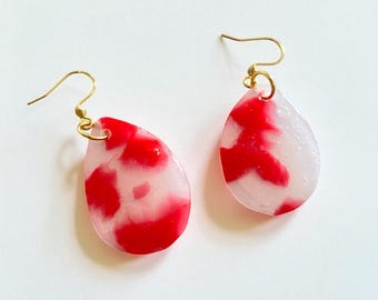 Pendientes de resina con forma de pez dorado: joyería con tapas de botellas recicladas, accesorios sostenibles para la primavera