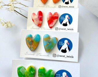 Pendientes reciclados en forma de corazón: un regalo colorido, ligero y ecológico con un diseño único de mármol.