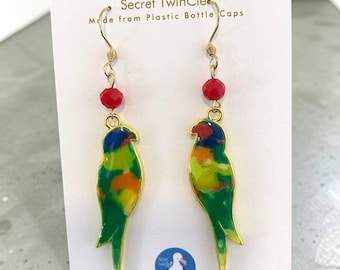 Pendientes de pájaro de resina reciclada: tapas de botellas de loro de colores, ecológicos