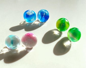 Pendientes de botón color caramelo: hechos a mano con resina reciclada de tapas de botellas.