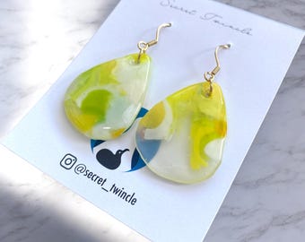 Pendientes de resina con gotas de limonada cítrica / Joyas con tapas de botellas recicladas / Pendientes colgantes ligeros y coloridos