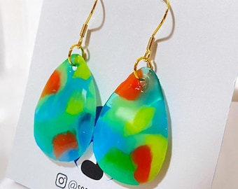 Pendientes de resina con forma de bebida gaseosa / Joyas con tapas de botellas recicladas / Pendientes colgantes ligeros y coloridos