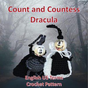Könnte beinhalten: Gehäkelte Graf und Gräfin Dracula Puppen mit bemalten Gesichtern, die schwarze und weiße Umhänge tragen. Das Bild enthält den Text "Count and Countess Dracula" und "English US Terms Crochet Pattern". Der Hintergrund ist ein nebliger Wald.