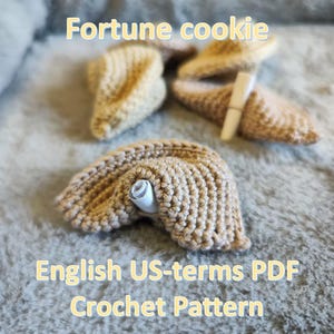 Könnte beinhalten: Ein Set aus drei Keramikbechern mit gesprenkelter, matter Oberfläche. Die Becher sind in Creme-, Hellgrau- und Dunkelgrautönen gehalten. Jeder Becher hat ein schlichtes, minimalistisches Design.