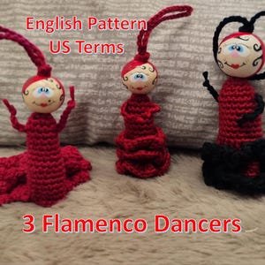 Könnte beinhalten: Drei handgefertigte Flamenco-Tänzerinnen-Ornamente. Jede Tänzerin hat einen Holzkopf mit bemalten Gesichtszügen und ein rotes gehäkeltes Kleid. Der Text "English Pattern US Terms" und "3 Flamenco Dancers" sind sichtbar.