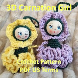 Può includere: Due bambole all'uncinetto fatte a mano a forma di garofani, una gialla e una viola. Ogni bambola ha un viso dipinto con occhi blu e un'espressione sorridente. Hanno steli verdi e sono etichettate "3D Carnation Girl" e "Crochet Pattern PDF US Terms".