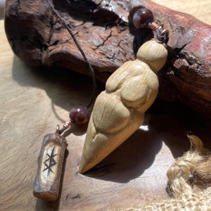Handmade oak wood pendulum, fertility goddess pendulum, divinatory pendulum, dowsing, magnetism, spirituality, meditation