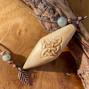 Handgjord pendel i ekträ med häxknut och labradoritsten, spådomspendel, slagruta, magnetism, Wicca, meditation, handgjord