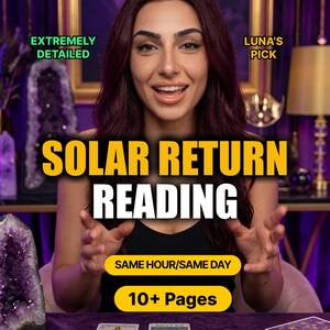 Puede incluir: Una mujer con cabello castaño rojizo sonríe, gesticulando hacia cartas del tarot sobre una superficie de terciopelo púrpura. La imagen promociona una "Lectura de Retorno Solar" con texto que indica "Misma hora/Mismo día" y "10+ Páginas". El fondo incluye cristales y un cuadro con marco dorado.