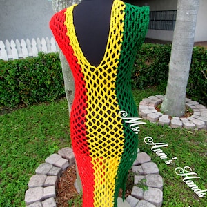 Peut inclure: Une robe en crochet de couleur rouge, jaune et verte. La robe est ample et poss&egrave;de un d&eacute;collet&eacute; en V profond. La robe est r&eacute;alis&eacute;e avec un point de crochet qui cr&eacute;e un motif en forme de filet.