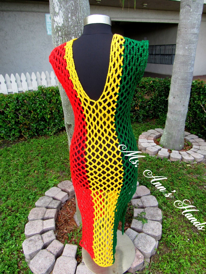 Peut inclure: Une robe en crochet de couleur rouge, jaune et verte. La robe est ample et poss&egrave;de un d&eacute;collet&eacute; en V profond. La robe est r&eacute;alis&eacute;e avec un point de crochet qui cr&eacute;e un motif en forme de filet.