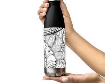 Pode incluir: Uma garrafa de água isolada preta e prateada com um design abstrato detalhado em preto e branco. A garrafa é segurada por duas mãos contra um fundo branco. O design apresenta linhas giratórias e padrões circulares.