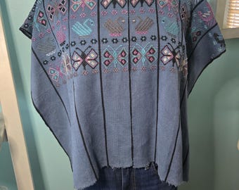蝶と白鳥のモチーフがあしらわれた、美しいヴィンテージの手刺繍グアテマラ製ウィピル