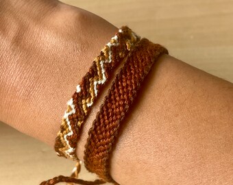 Ensemble de bracelets de l'amitié ton marron - bracelet d'été - style estival - style neutre - style minimal pour les filles granola et les filles croquantes