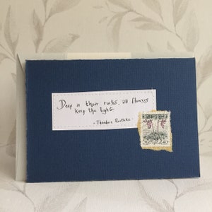 En lo profundo de sus raíces, todas las flores mantienen la luz - Theodore Roethke - Cita - Sabiduría - Tarjeta con texto escrito a mano y sobre hecho a mano - Esperanza