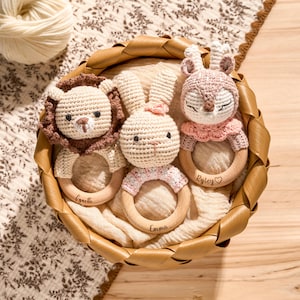 Hochet animal au crochet personnalisé : jouet pour bébé en bois gravé