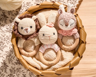 Hochet animal au crochet personnalisé : jouet pour bébé en bois gravé