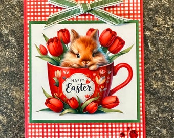 Tarjeta de conejito de Pascua hecha a mano con diseño floral primaveral.