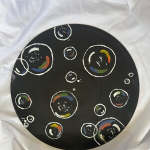 Handmålad vinylskiva med bubblor