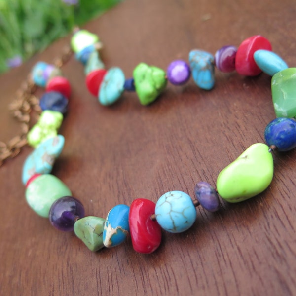 Collier bohème en pierre et bois d'inspiration mexicaine de longueur moyenne - Lumineux - Chaîne en cuivre - Bijoux hippie colorés - Rouge turquoise citron vert - Lumineux