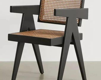 Cadeira artesanal de madeira com encosto em estilo Pierre Jeanneret: estilo moderno de meados do século XX, com estrutura em rattan.