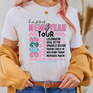 Feliz año nuevo gira 2025 png, gira de año nuevo 2025 png, coqueta año nuevo png, diseño de camiseta escolar de año nuevo 2025, camiseta de año nuevo 2025 doodles