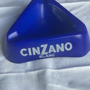 CINZANO Werbeaschenbecher | Vintage dreieckiger blauer Opal-Aschenbecher